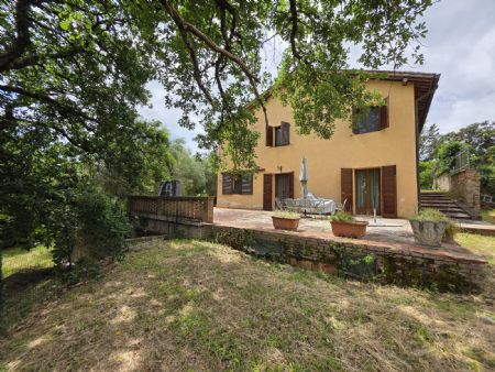 Vendita Villa SIENA: A SOLI 10 MINUTI DI AUTO DAL CENTRO. Vendesi, fabbricato unifamiliare distribuito su due...